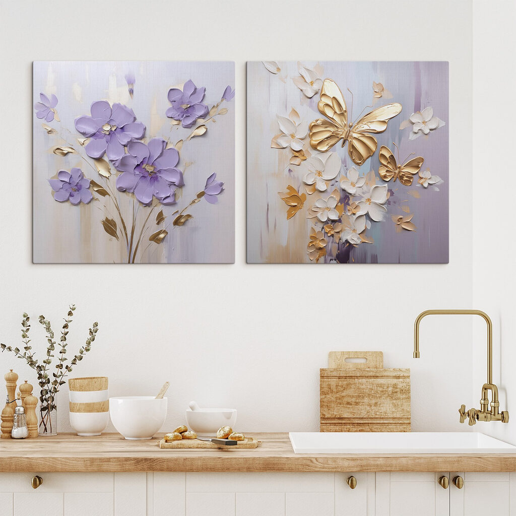 Farfalle tra fiori viola in un ambiente