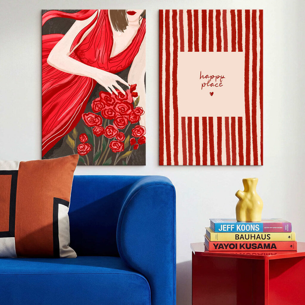 Donna in rosso in un ambiente