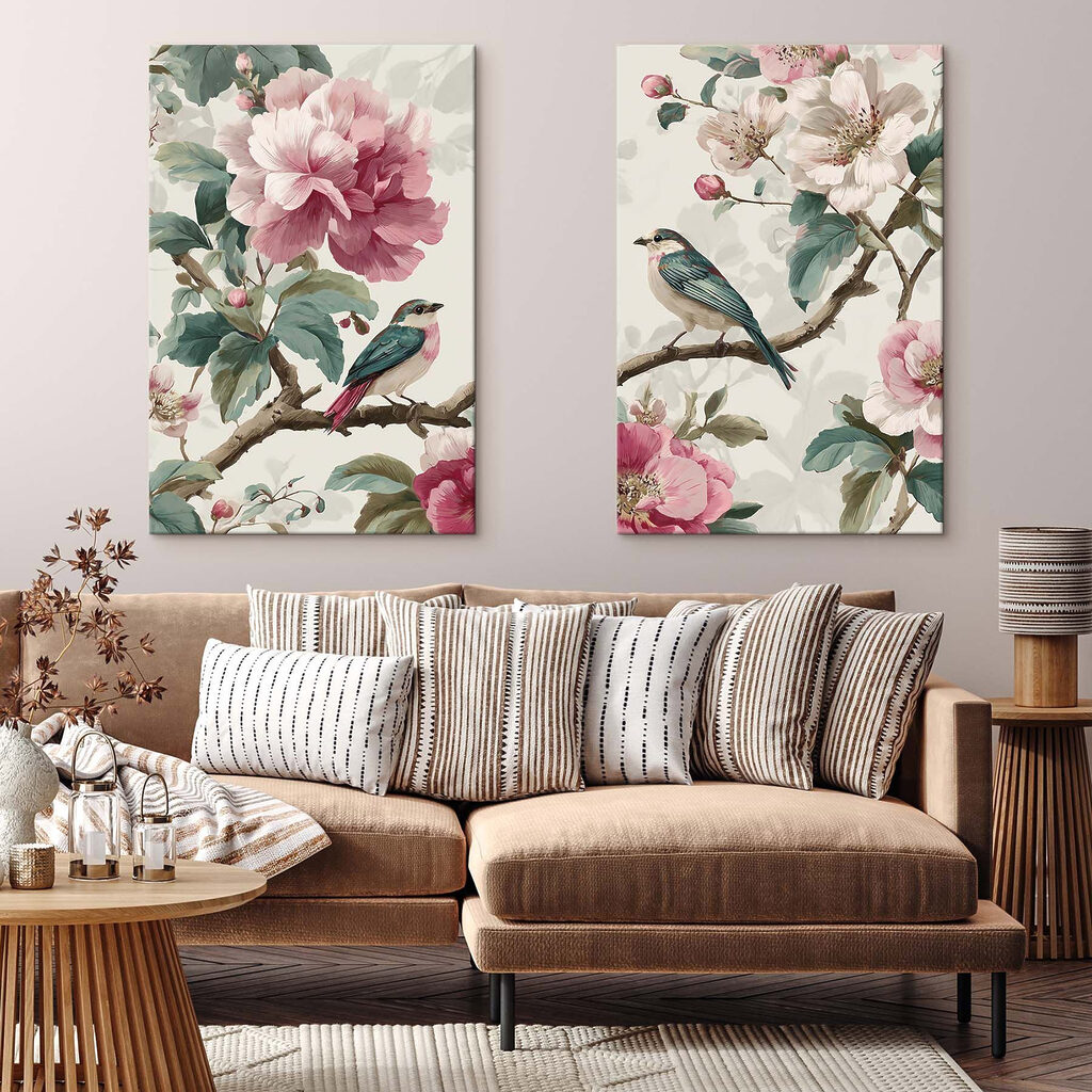 Uccelli tra fiori rosa in un ambiente