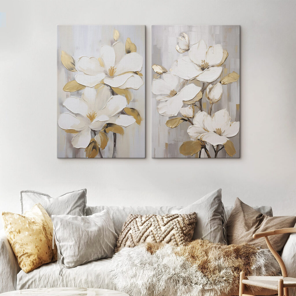 Fiori tra pennellate dorate in un ambiente