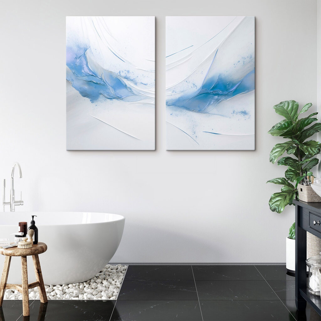 Pennellate blu su bianco in un ambiente
