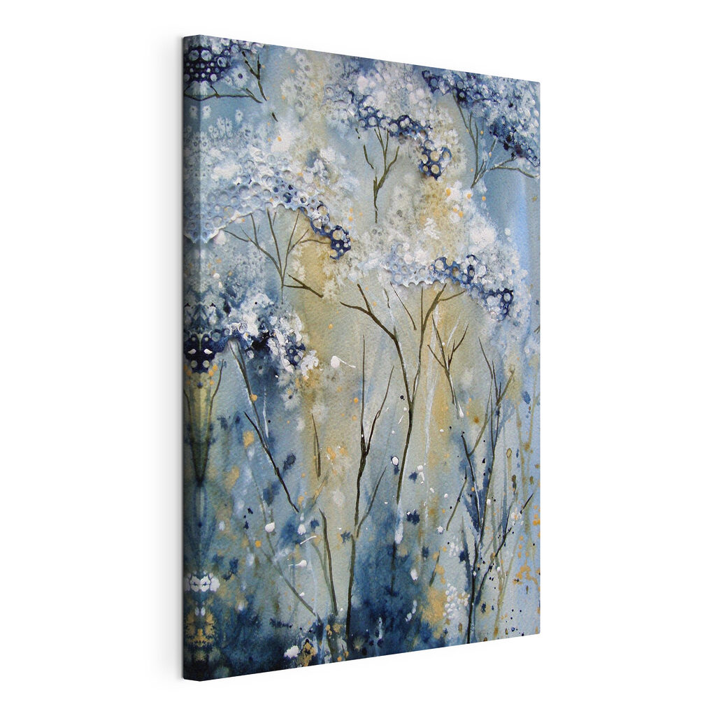 Fioritura blu, steli sottili, tela tesa e bordo avvolto