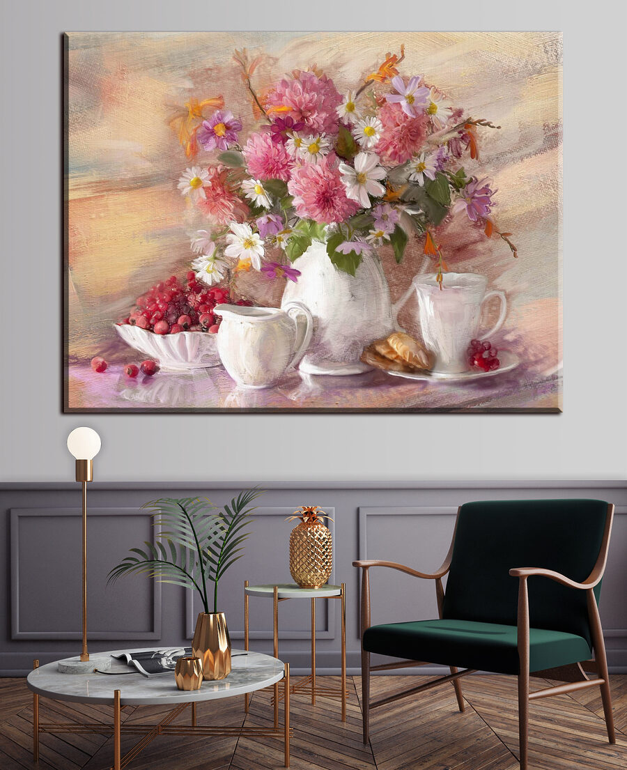 Fiori rosa con frutta in un ambiente