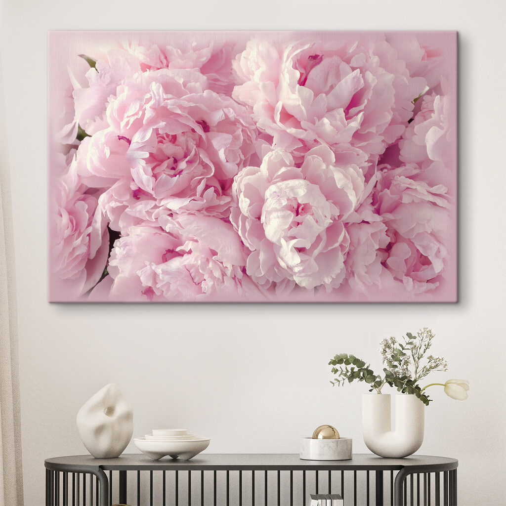Peonie rosa da vicino in un ambiente