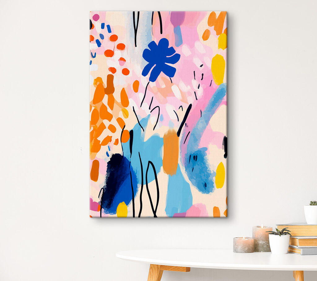Steli e forme colorate in un ambiente