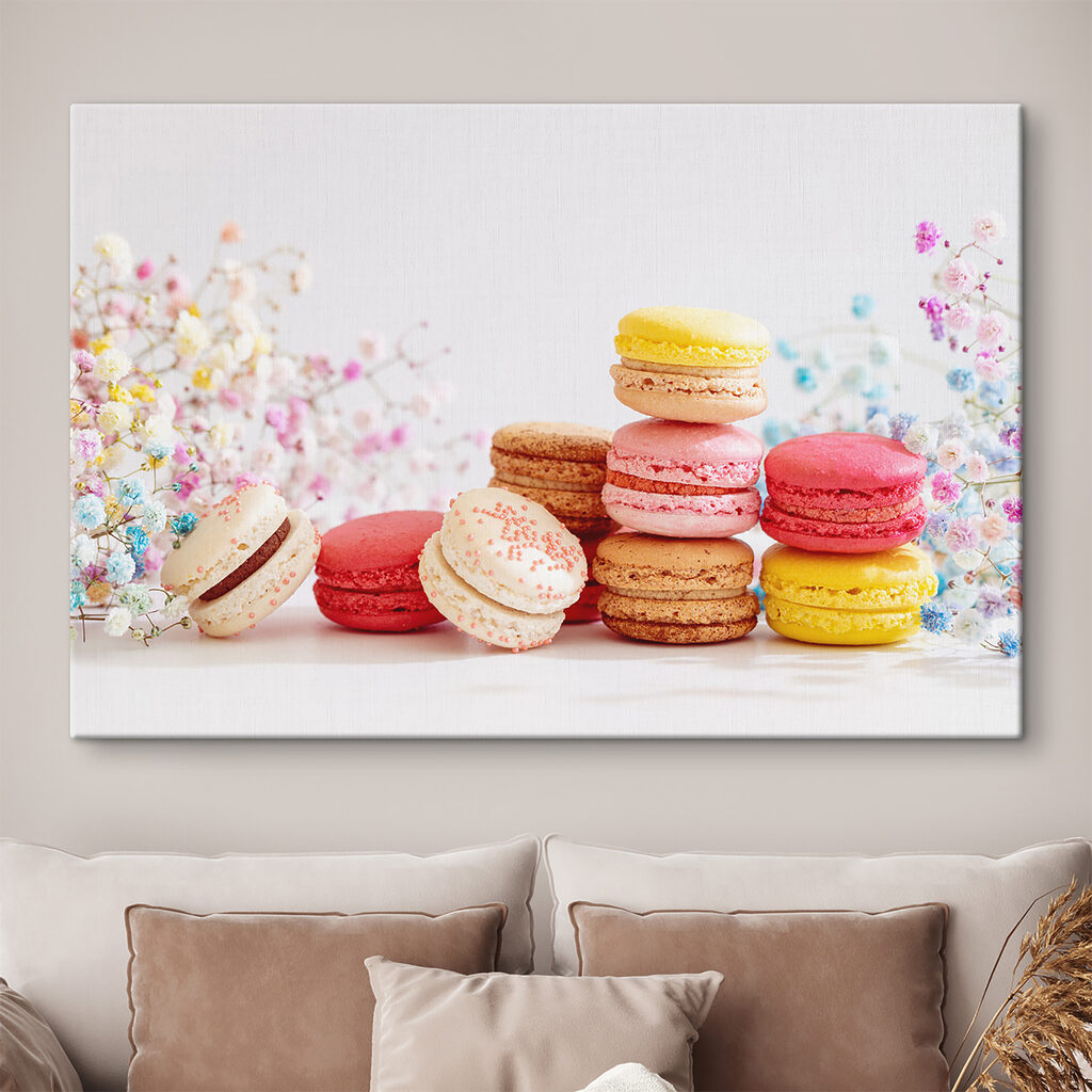 Macaron tra piccoli fiori in un ambiente