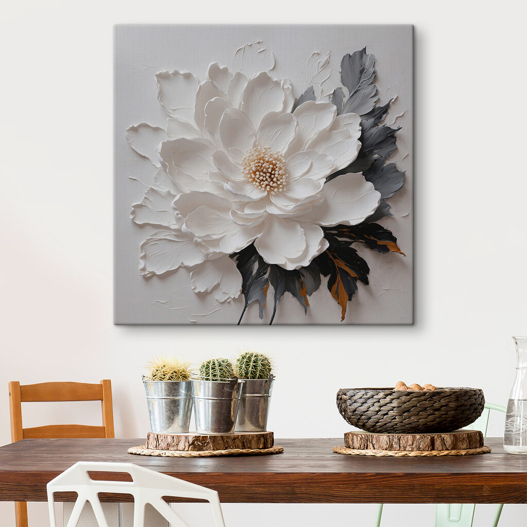 Fiore bianco, foglie scure in un ambiente