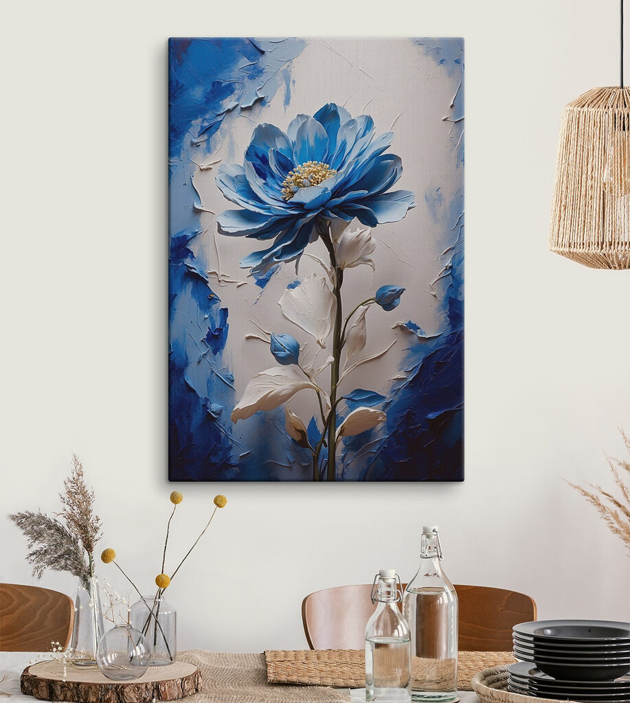 Fiore blu tra pennellate — ambiente 3