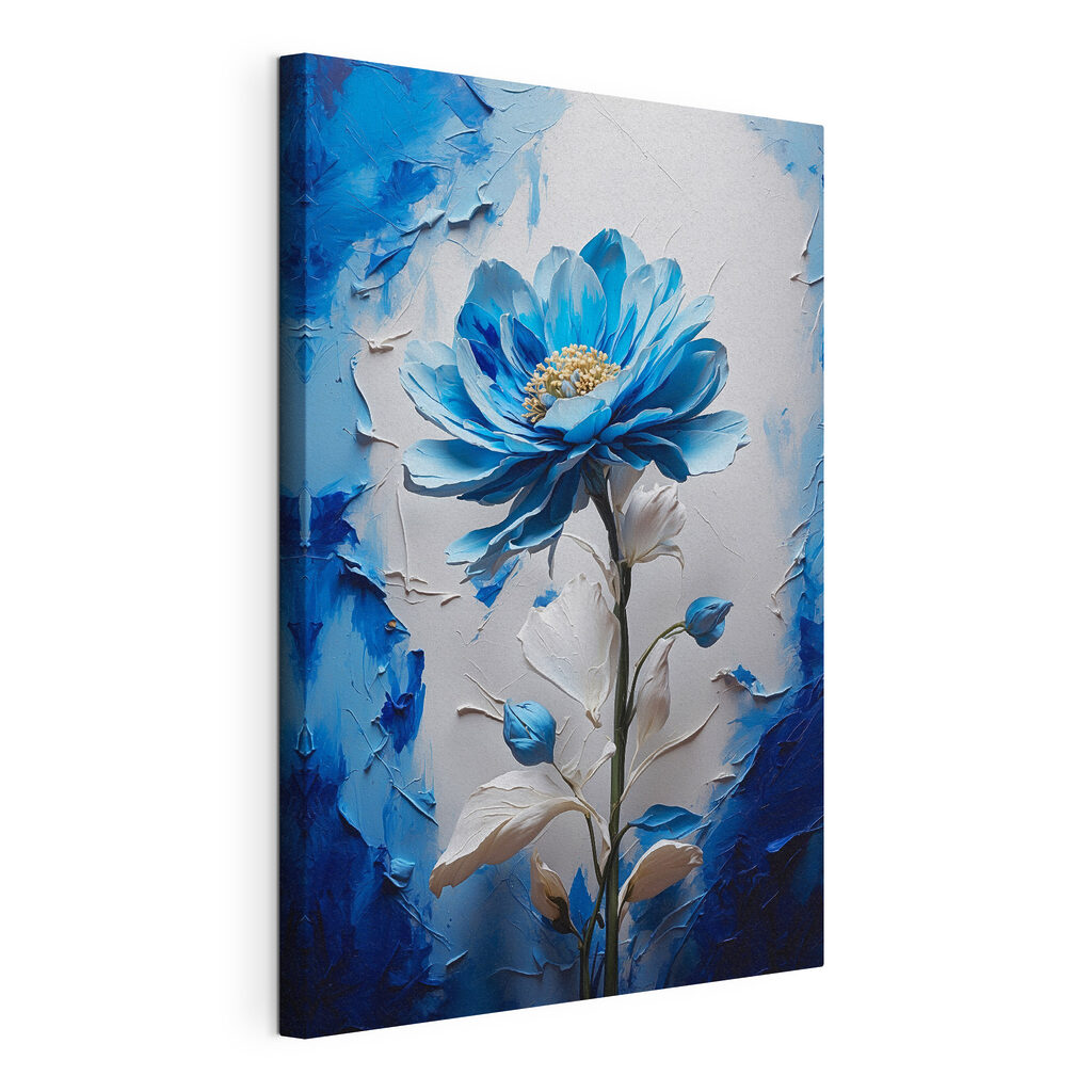 Fiore blu tra pennellate, tela tesa e bordo avvolto