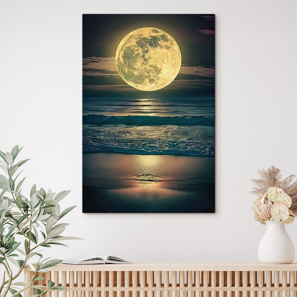 Luna dorata sul mare in un ambiente