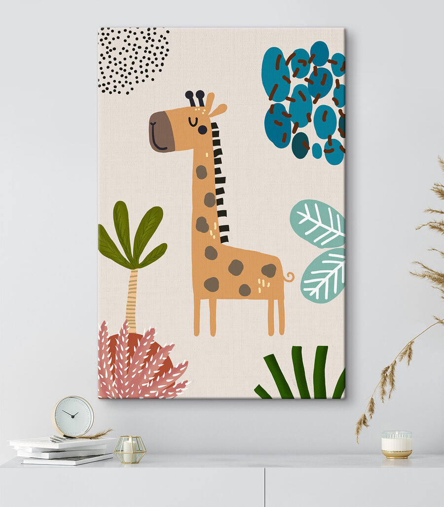 Giraffa tra foglie punteggiate in un ambiente