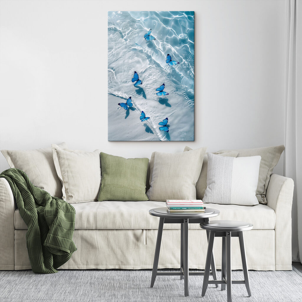 Farfalle blu sull’acqua in un ambiente