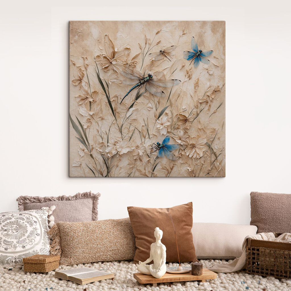 Libellule tra fiori beige in un ambiente