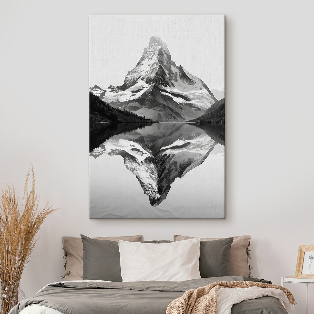 Montagna riflessa in bianconero — ambiente 1