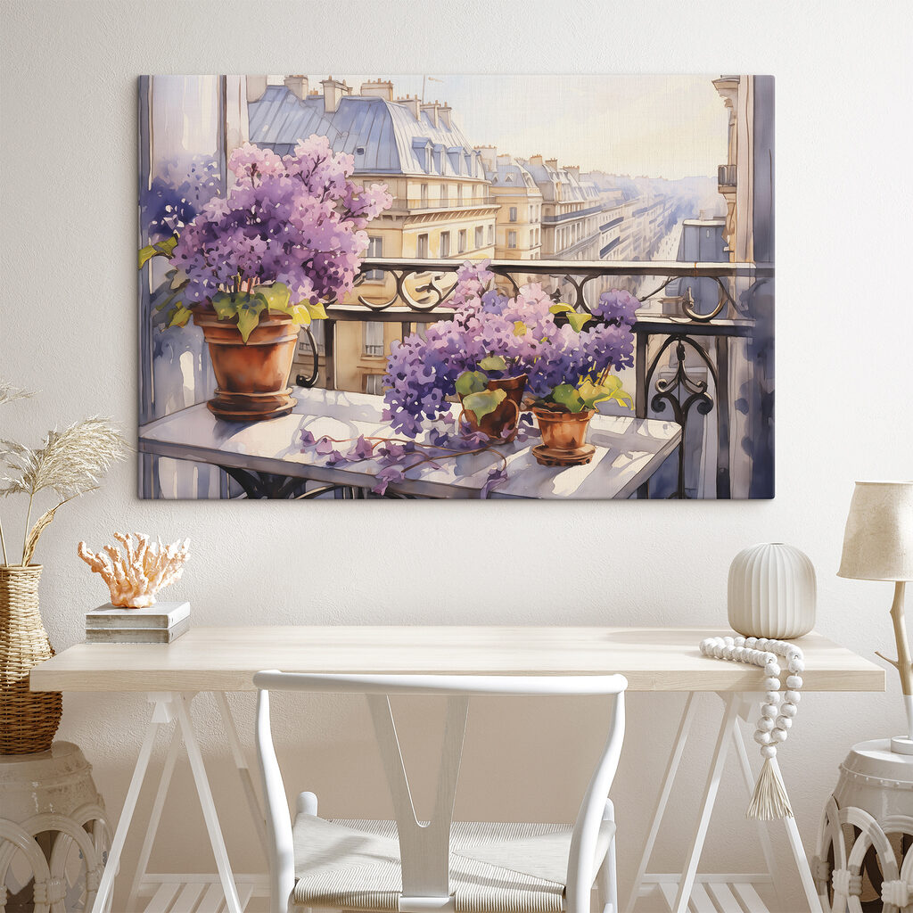 Fiori lilla sul balcone in un ambiente