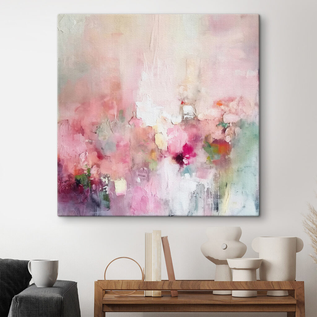 Fiori rosa tra pennellate in un ambiente