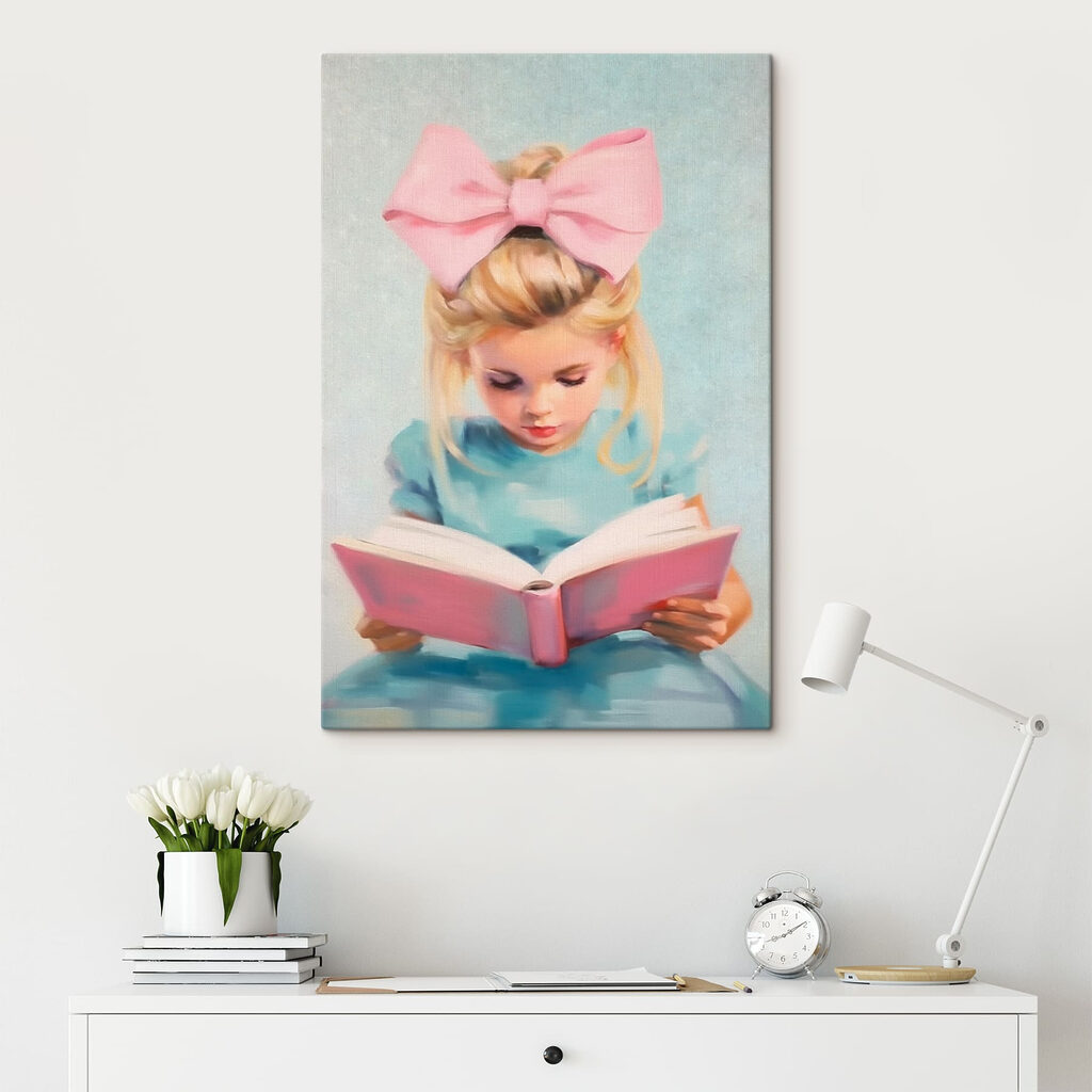 Ragazza con libro rosa in un ambiente
