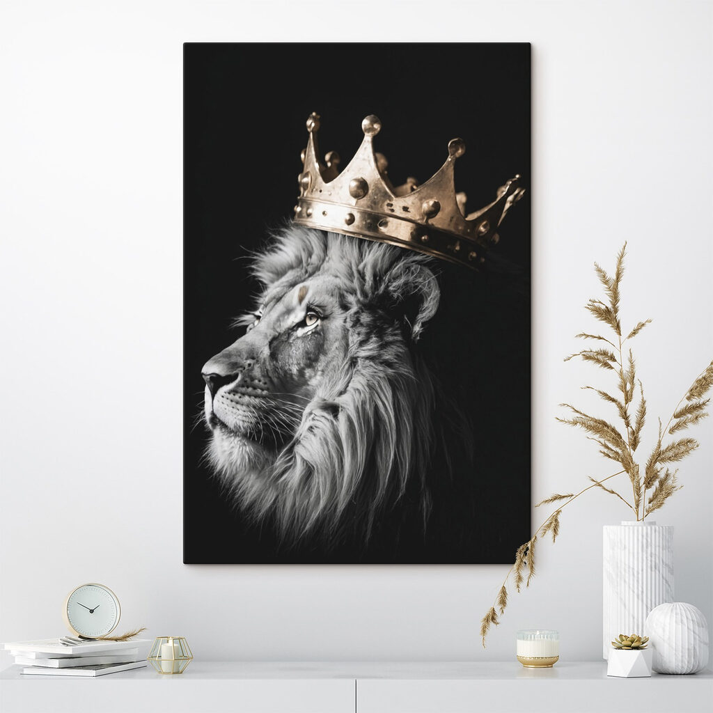 Leone con corona d’oro in un ambiente