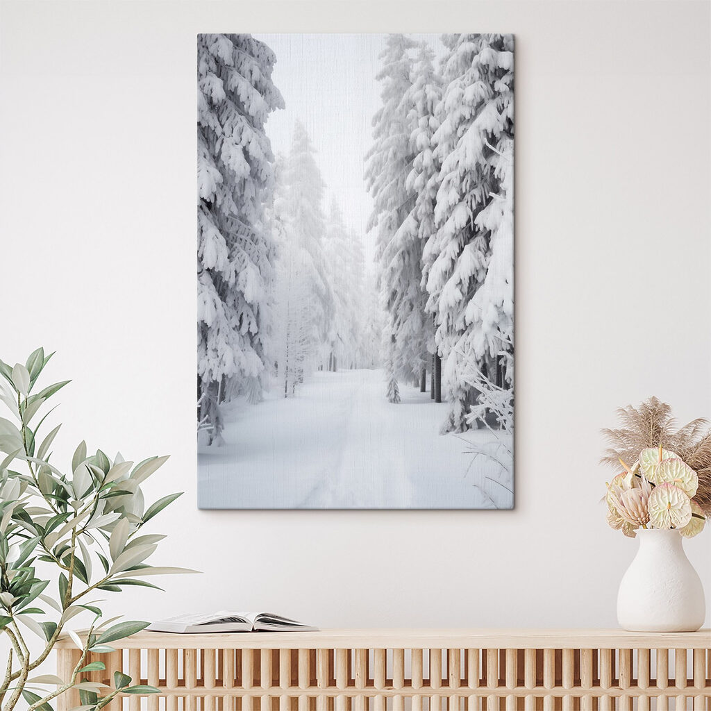 Sentiero innevato tra pini — ambiente 2