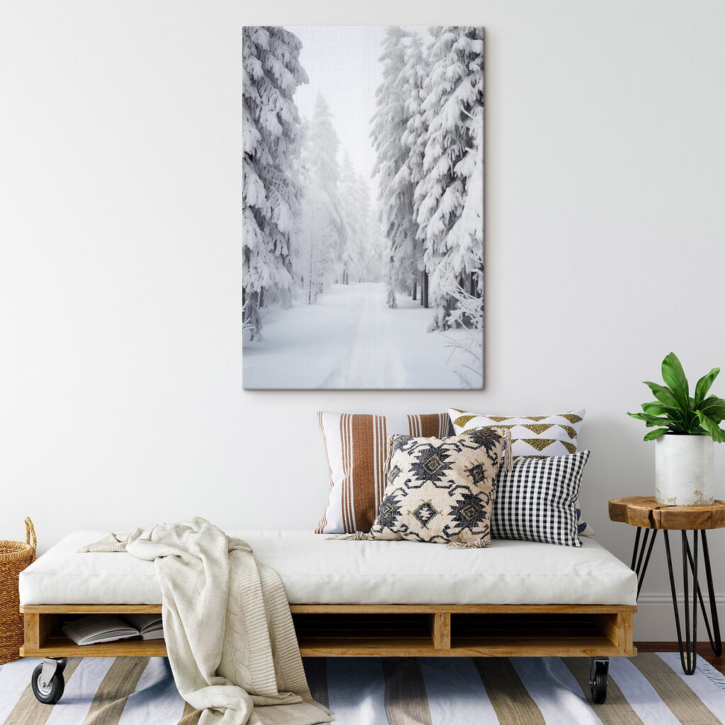 Sentiero innevato tra pini — ambiente 1