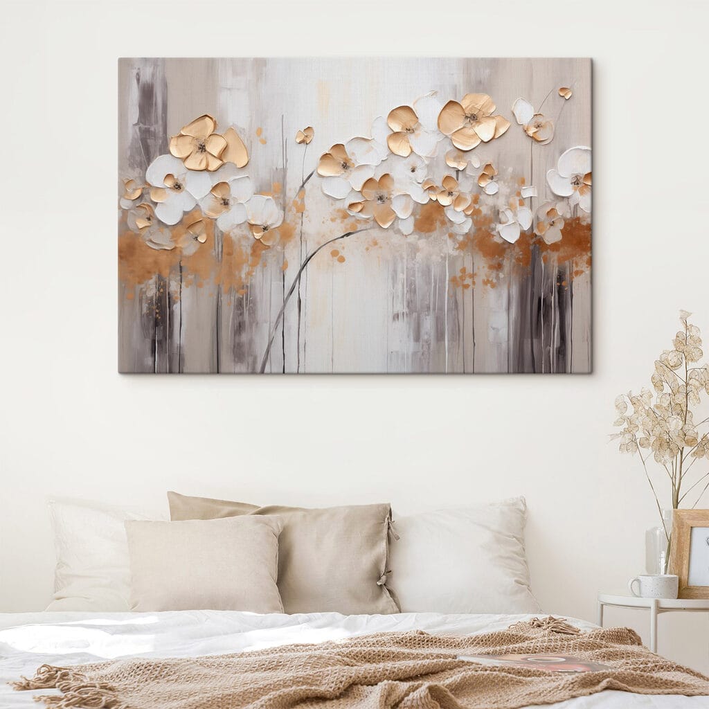 Fiori bianchi, toni dorati in un ambiente