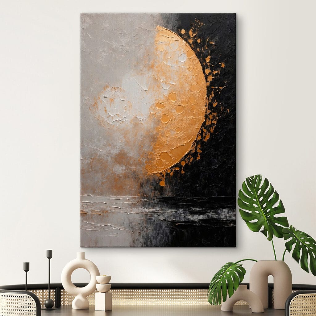 Luna dorata sul grigio in un ambiente