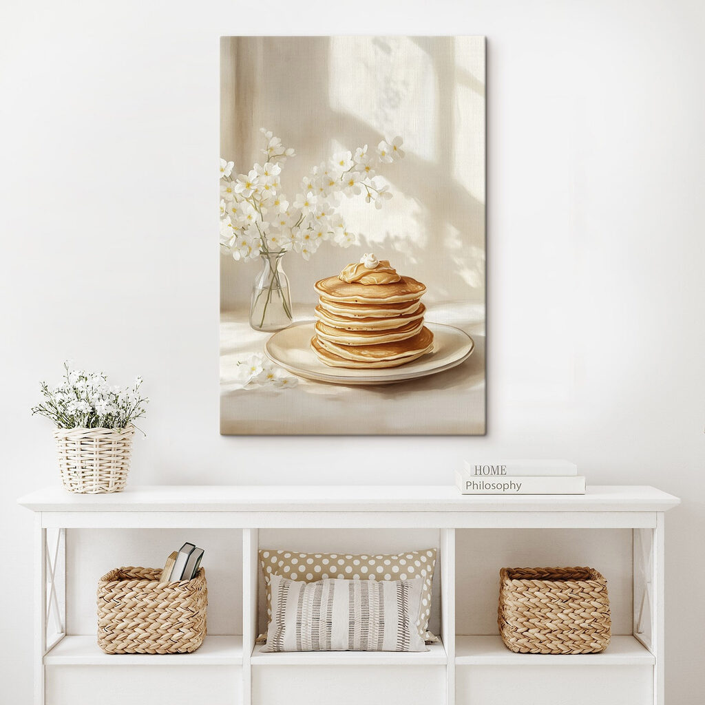 Pancake accanto ai fiori in un ambiente