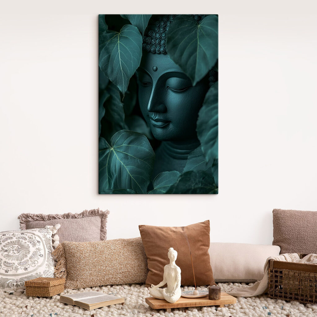 Buddha tra foglie grandi in un ambiente