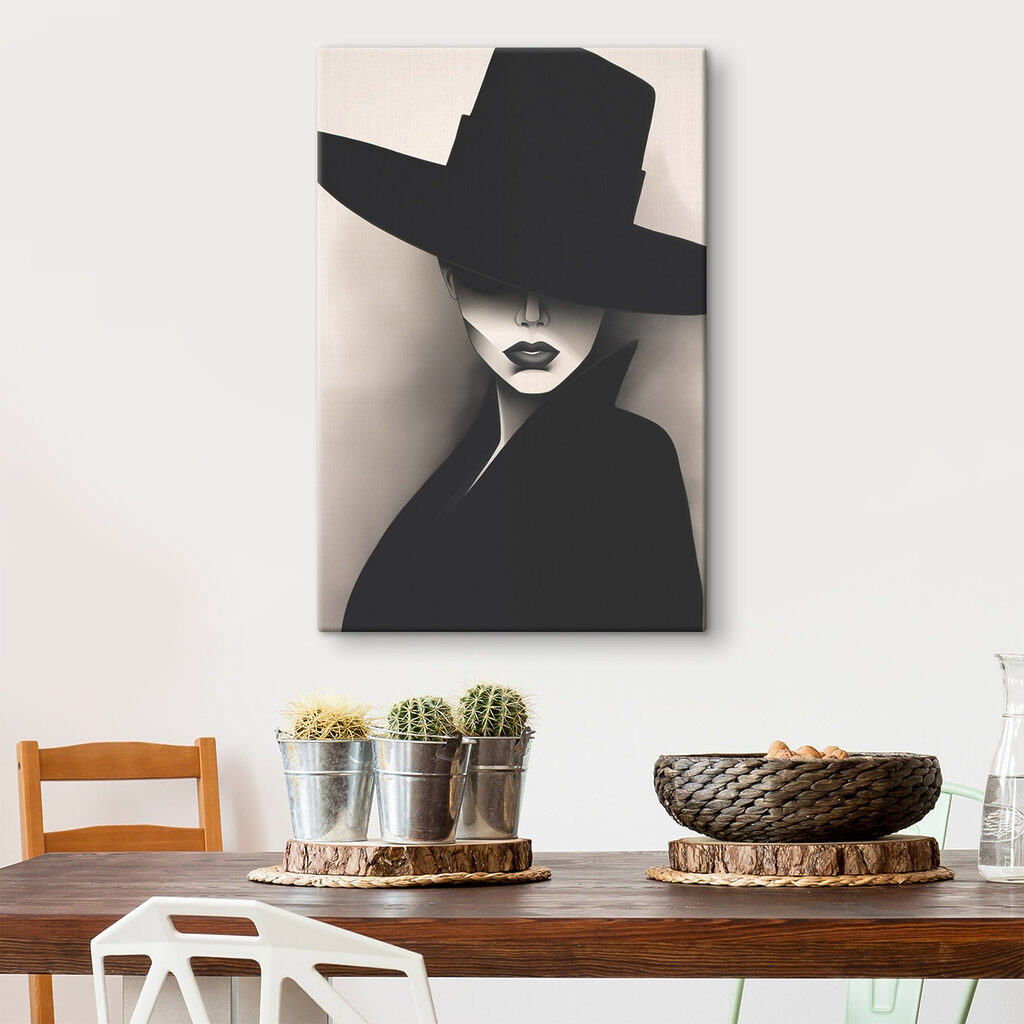 Donna con cappello nero — ambiente 1