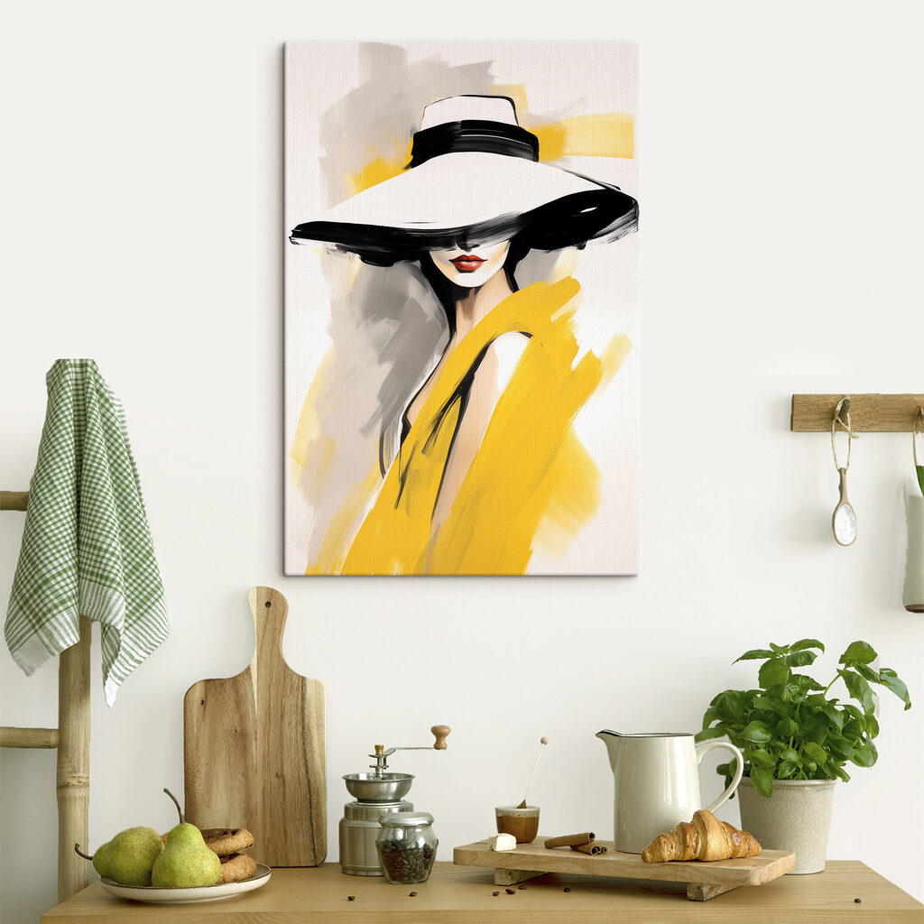 Donna con ampio cappello in un ambiente