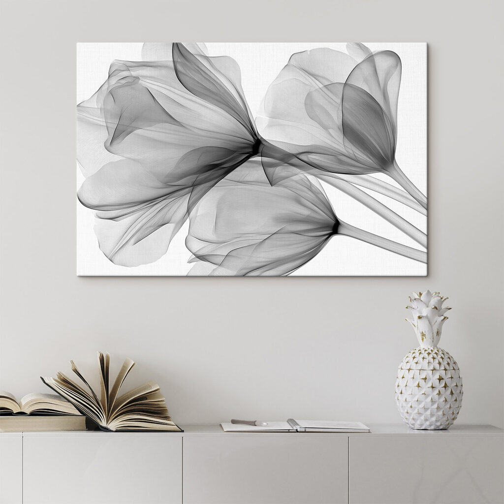 Tulipani trasparenti in grigio in un ambiente
