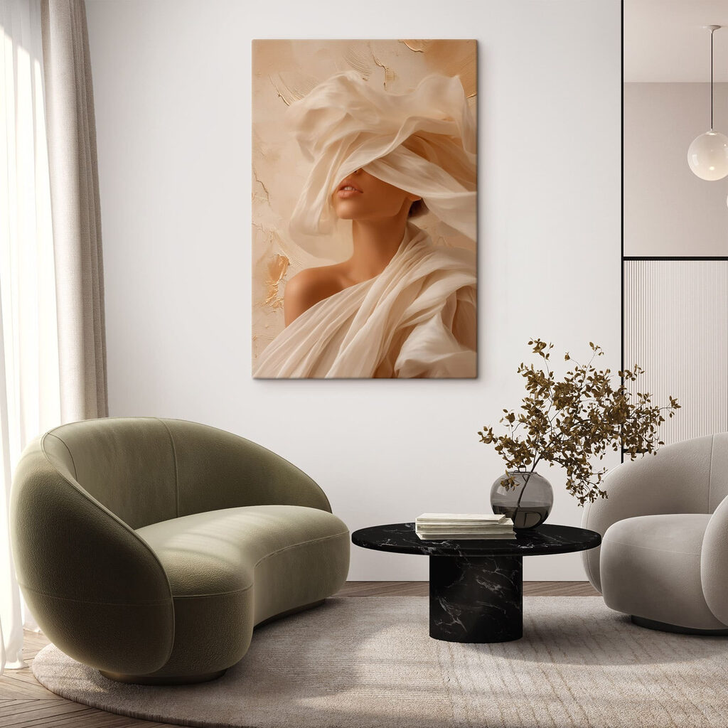 Donna tra veli crema — ambiente 2