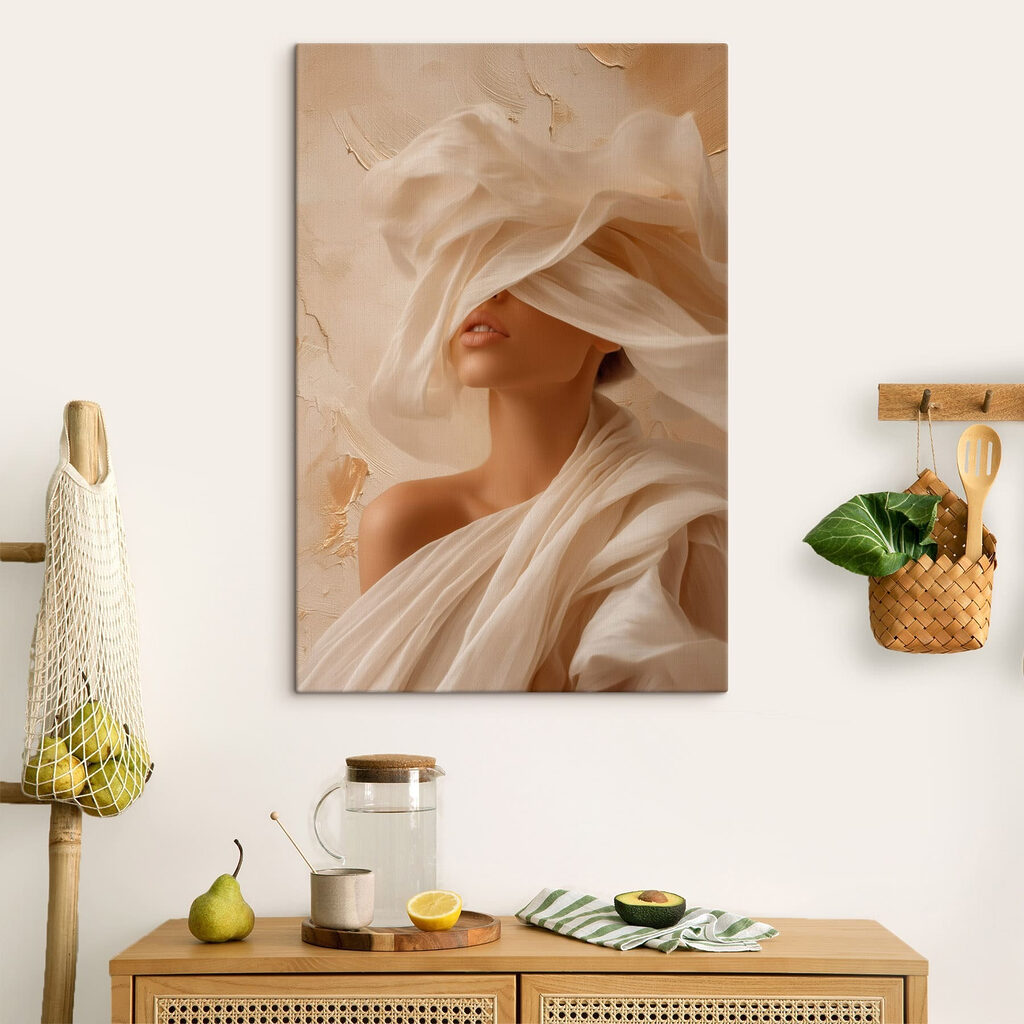 Donna tra veli crema — ambiente 1