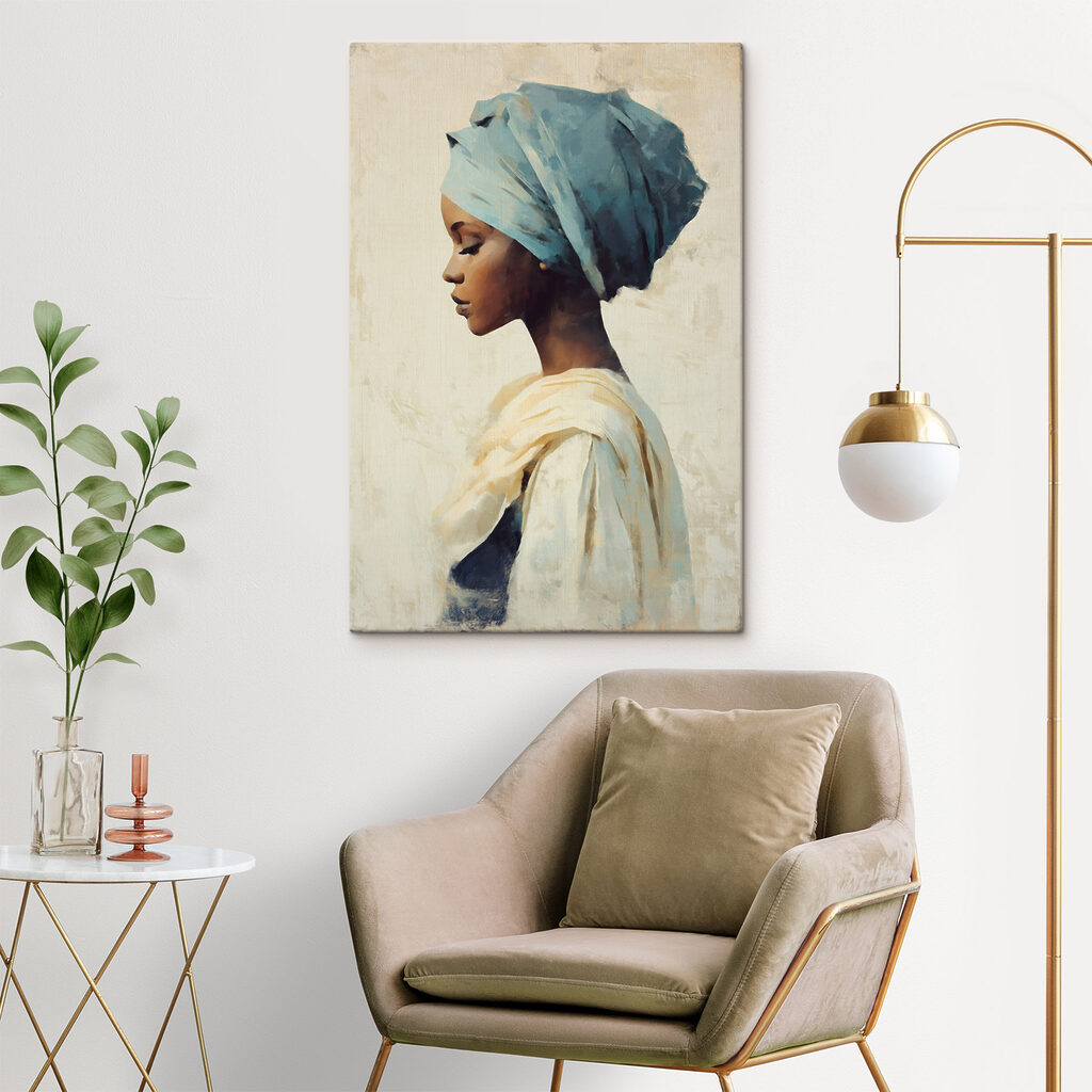 Donna con foulard blu in un ambiente