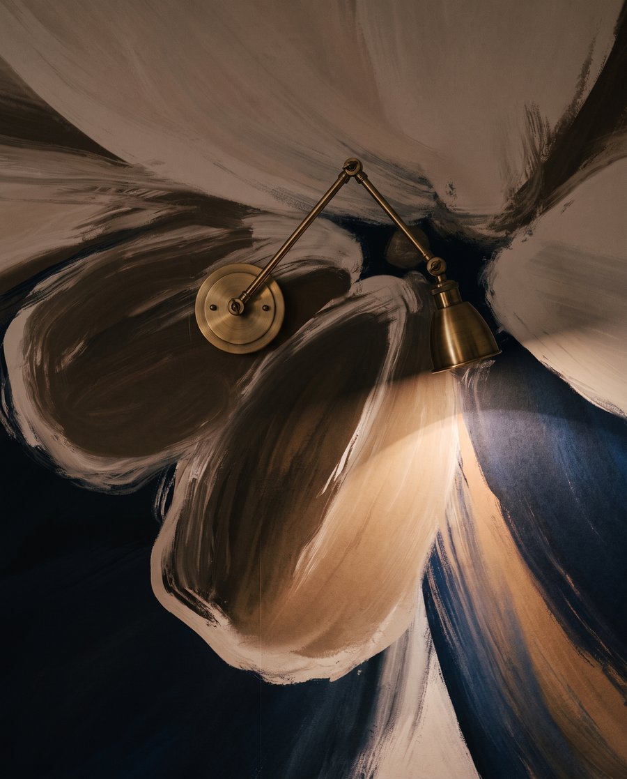 Petali chiari su indaco — dettaglio