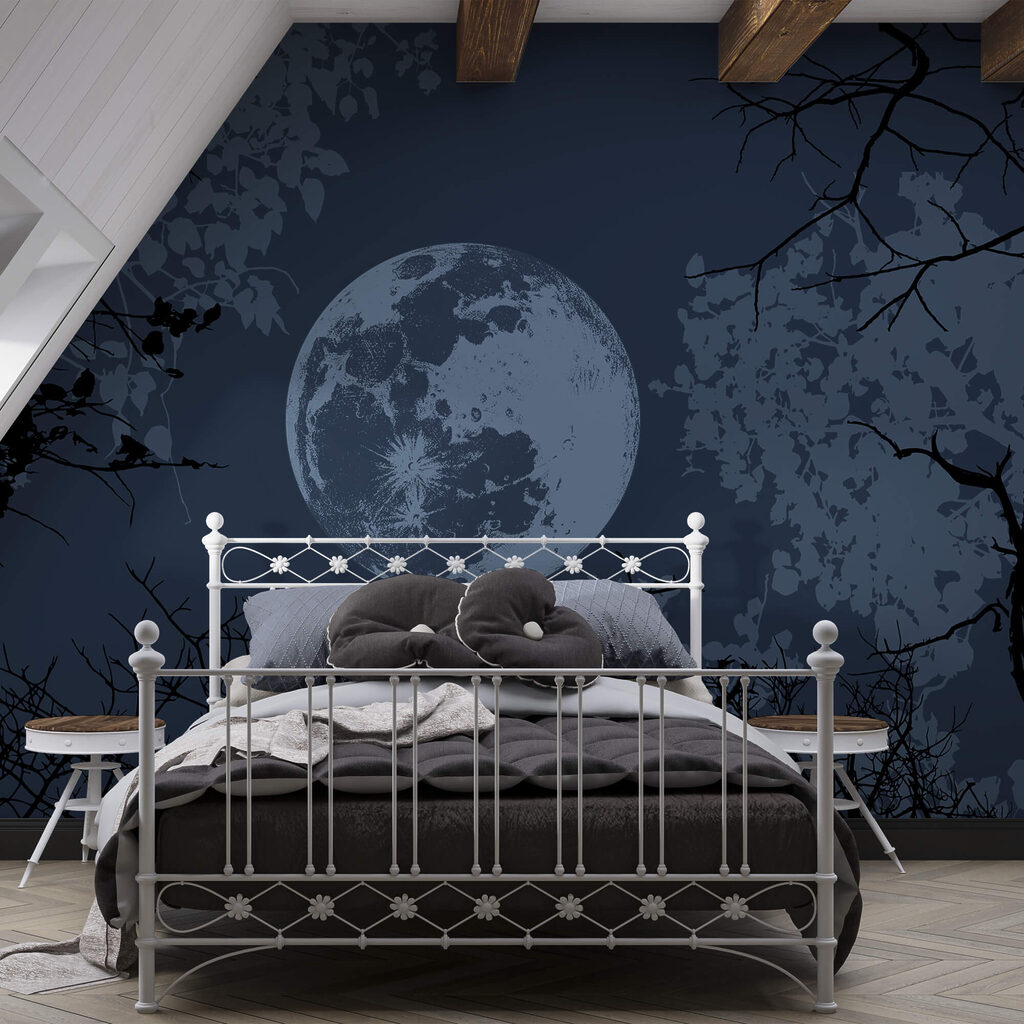 Luna tra i rami in un ambiente