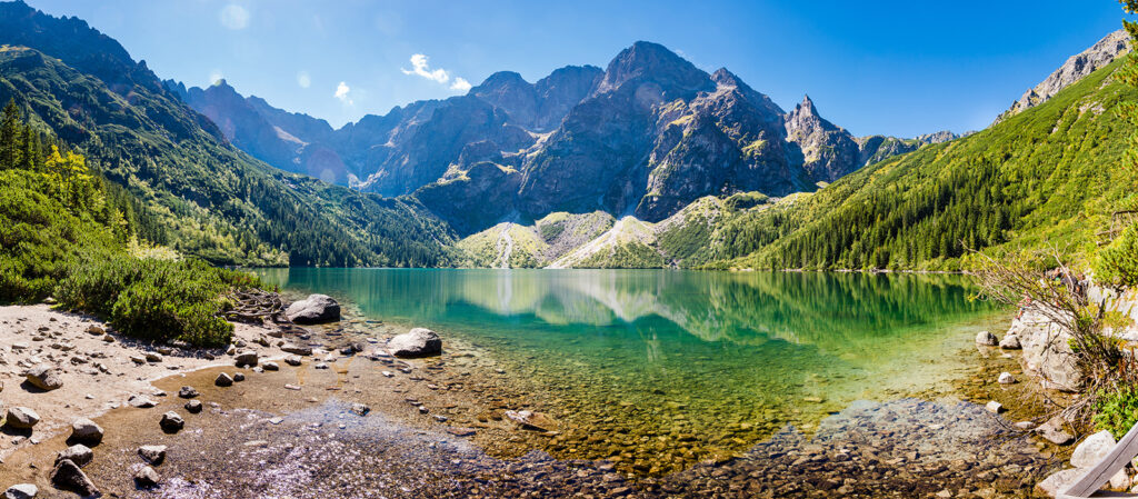 Lago limpido tra rocce — design completo
