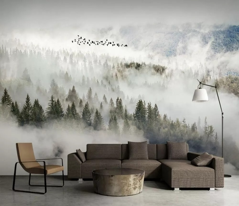 Uccelli sopra la nebbia in un ambiente