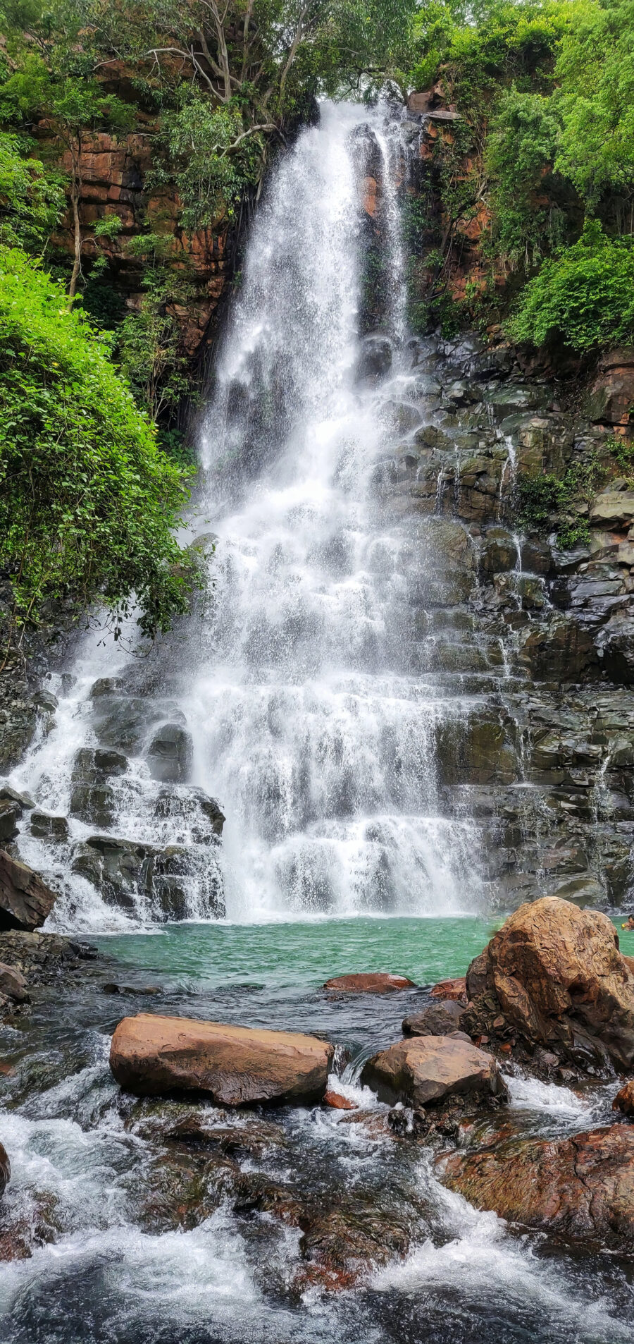 Cascata tra rocce scure — design completo
