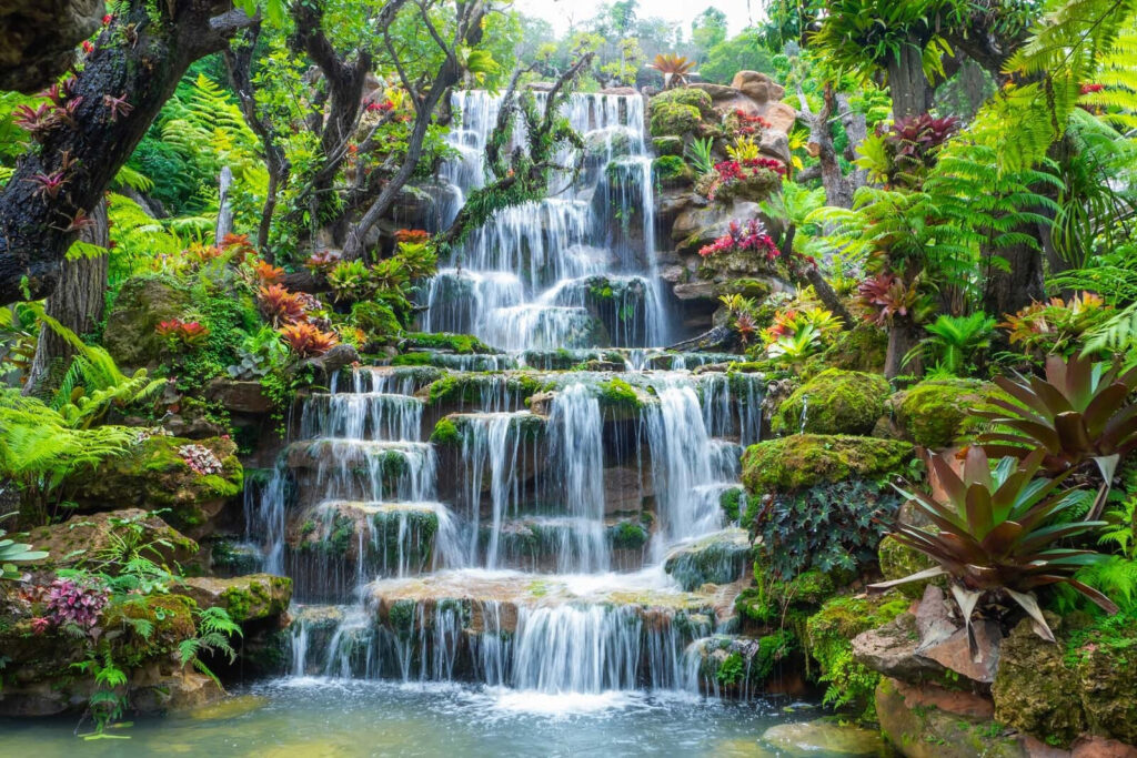 Cascata su gradoni verdi — design completo