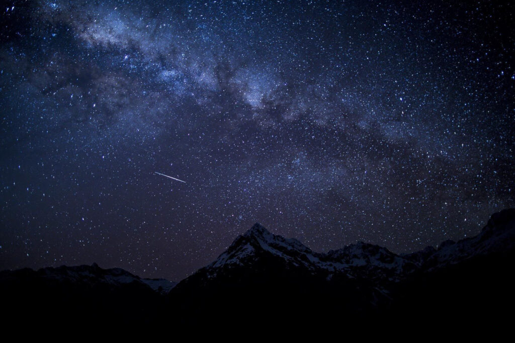 Stelle sopra cime scure — design completo