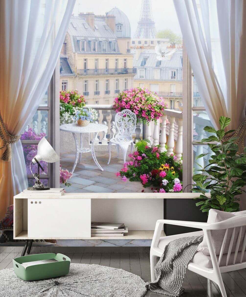 Balcone fiorito dietro tende in un ambiente