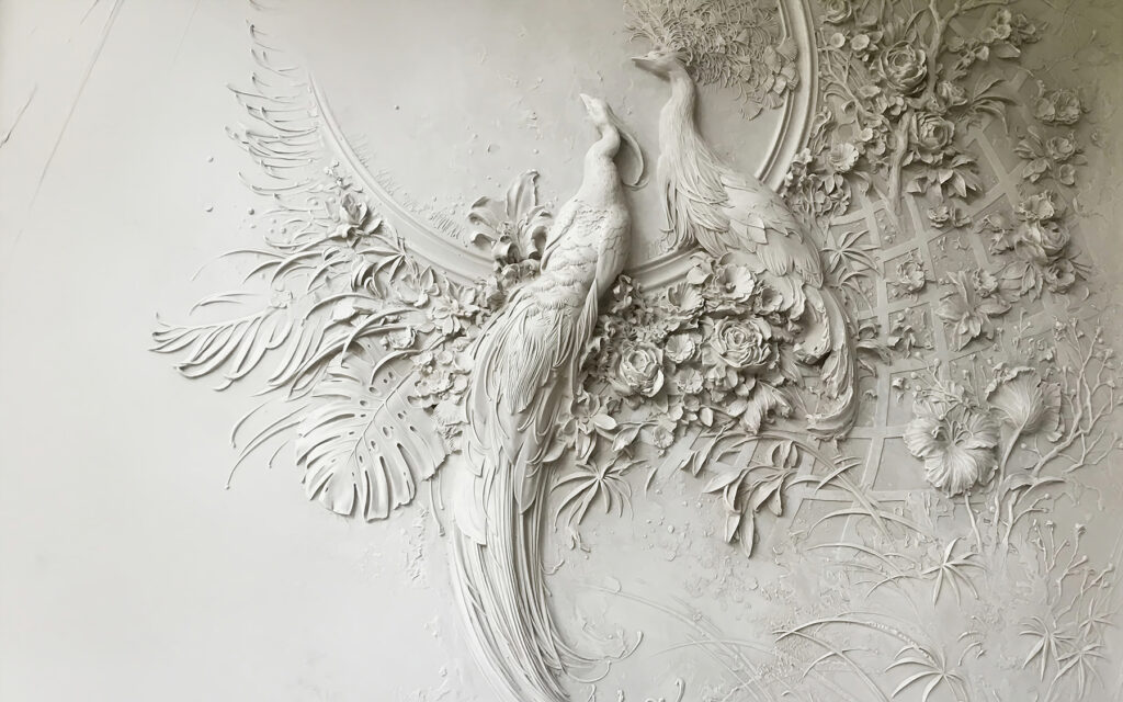 Pavone tra ornamenti floreali — design completo