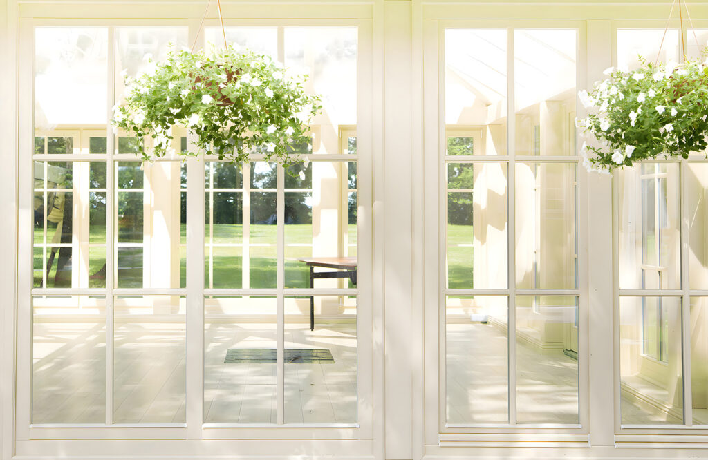 Porte bianche sul sole — design completo