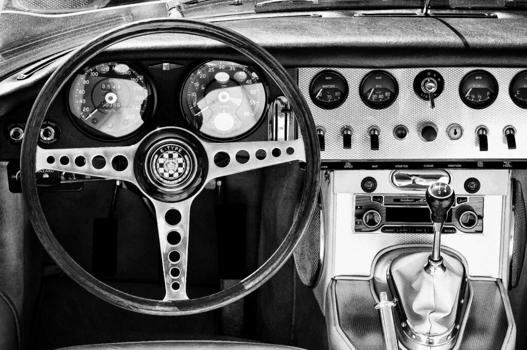 Cruscotto d’epoca in bianconero — design completo