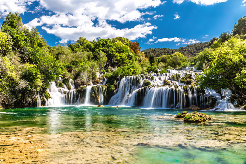 Laghetto sotto le cascate — design completo