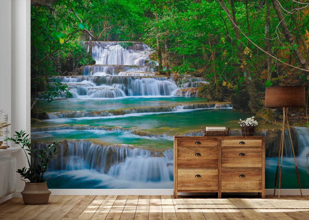 Acqua tra alberi fitti — ambiente 1