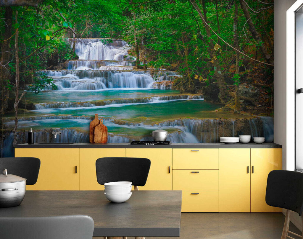 Acqua tra alberi fitti — ambiente 10