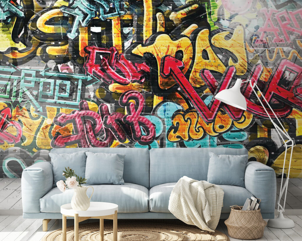 Muro pieno di graffiti in un ambiente