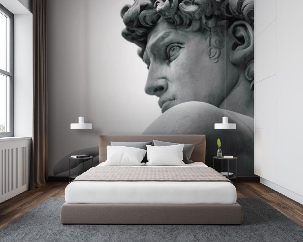 Statua che guarda indietro in un ambiente
